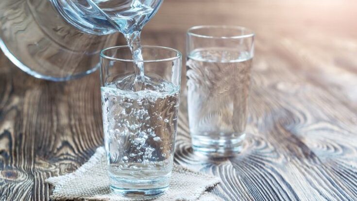 un vaso de agua para hacer dieta