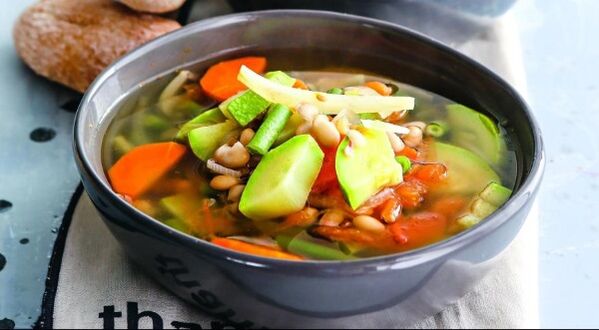 Sopa de verduras un primer plato fácil del menú de la dieta Maggi