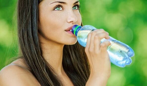 Para perder peso de forma eficaz, es necesario beber suficiente agua. 